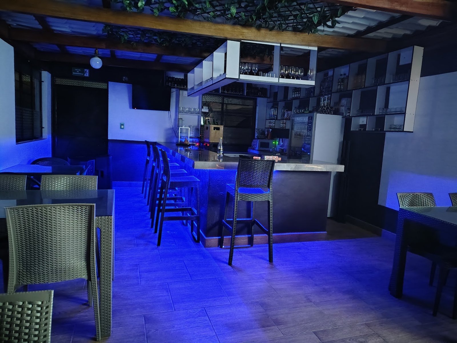 Bar iluminado con luz azul